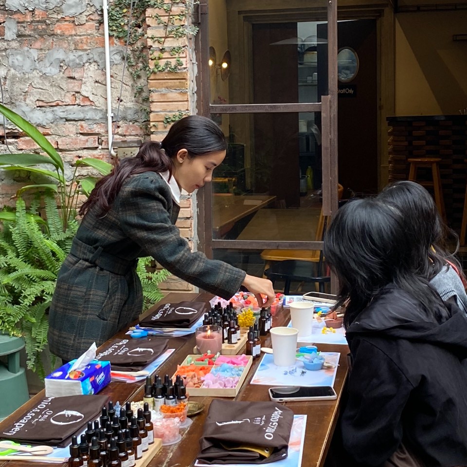 nhan-vien-ho-tro-workshop-lam-nen-thom