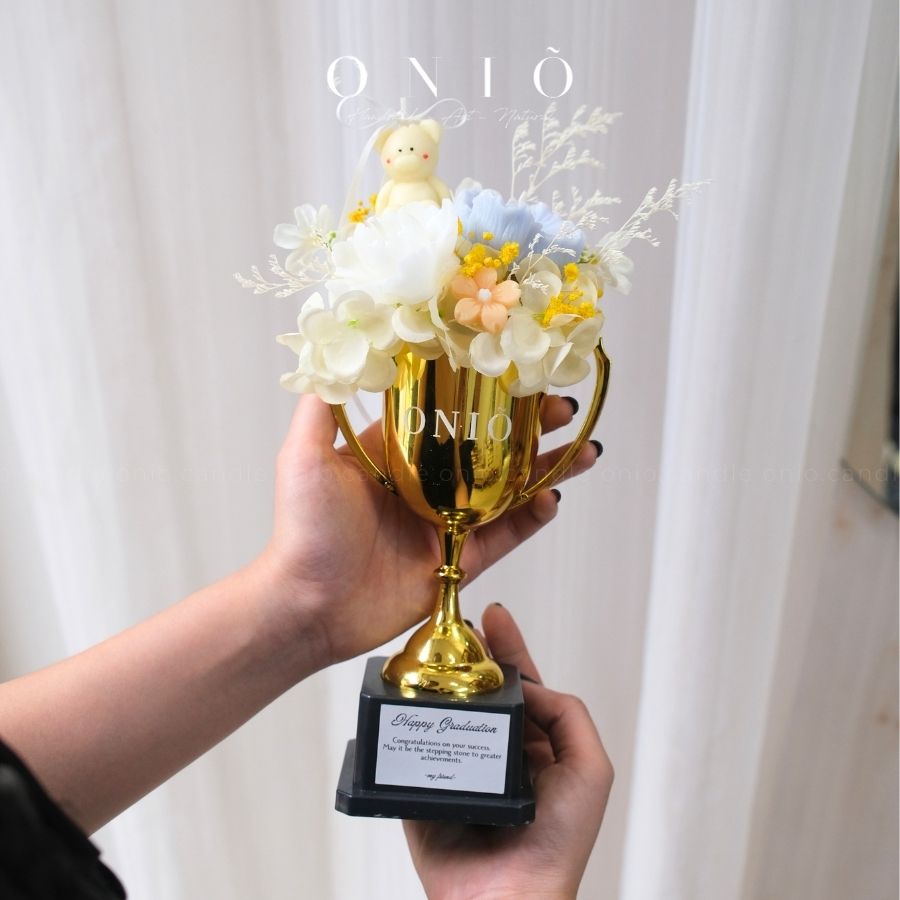 Cúp hoa nến thơm Handmade, Quà tặng tốt nghiệp, Quà kỷ niệm, Cúp hoa nến thơm Shining Day - ONIÕ